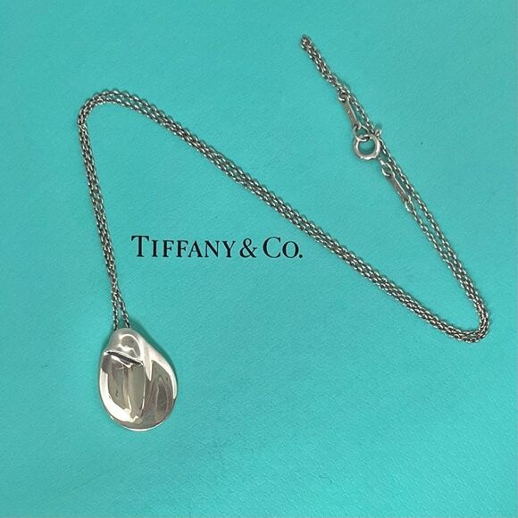 Tiffany & Co - Elsa Peretti 925 Silver Madonna Pendant on 17” chain - Picture 5 of 14